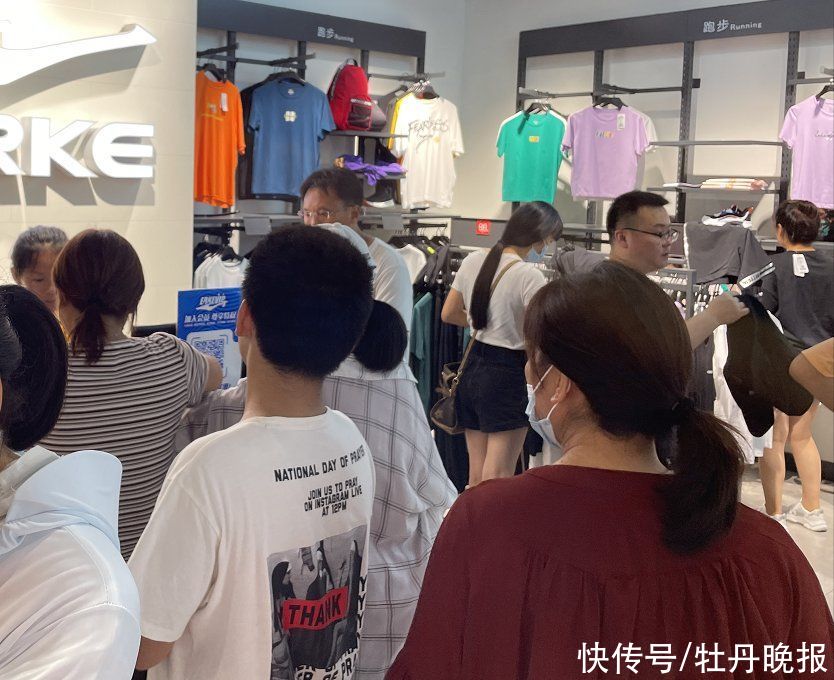茂业百货|销量暴增！记者探访菏泽多家鸿星尔克专卖店……