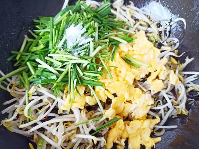 搅拌均匀|韭菜怎么搭配才好吃？分享5种不同的做法，鲜香又美味，老少皆宜