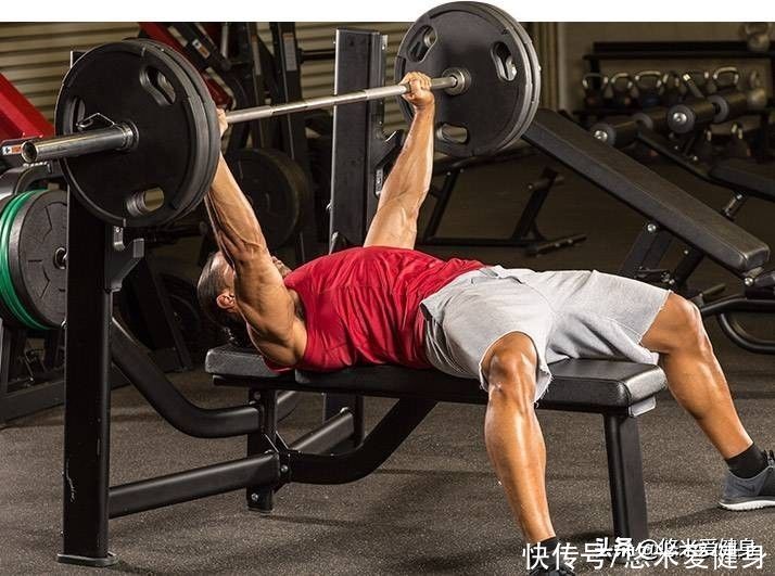 动作|如何打造饱满厚实的胸肌？做好这4种动作，全面提升胸肌训练效果