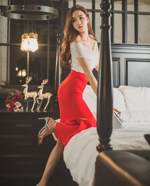 百搭|美女穿搭:楚楚动人的妹子,穿紧身裙迷人身材尽显