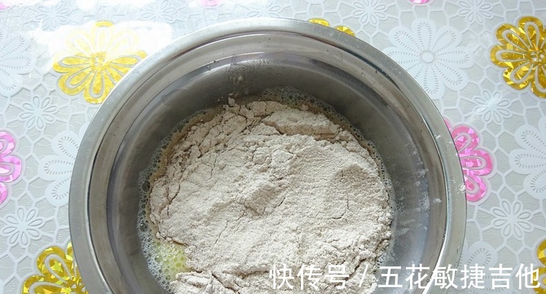 主食|夏天主食我常做它,10分钟就上桌,香软润肠助瘦身,解馋又顶饱!
