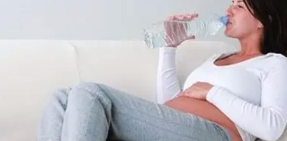 孕妈|在孕期,孕妈排尿出现两种情况,说明羊水不足了,快采取有效措施