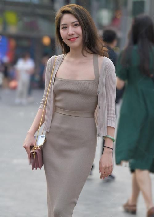 裙子 30多了还爱臭美，裙子后绑条“尾巴”，真让她收获了好身材