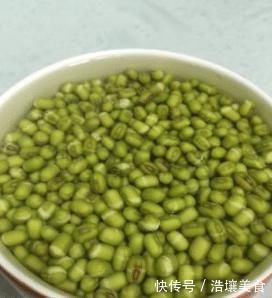 豆芽好吃不用买，教你在家发豆芽，只需一个塑料瓶，4天就可以吃