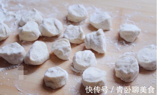 热腾腾的蒸饺,分分钟就搞定,这样和面又薄又筋道,上桌准吃光