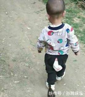 小家伙|3岁宝宝被打屁股，一气之下离家出走，妈妈追在后面，乐翻