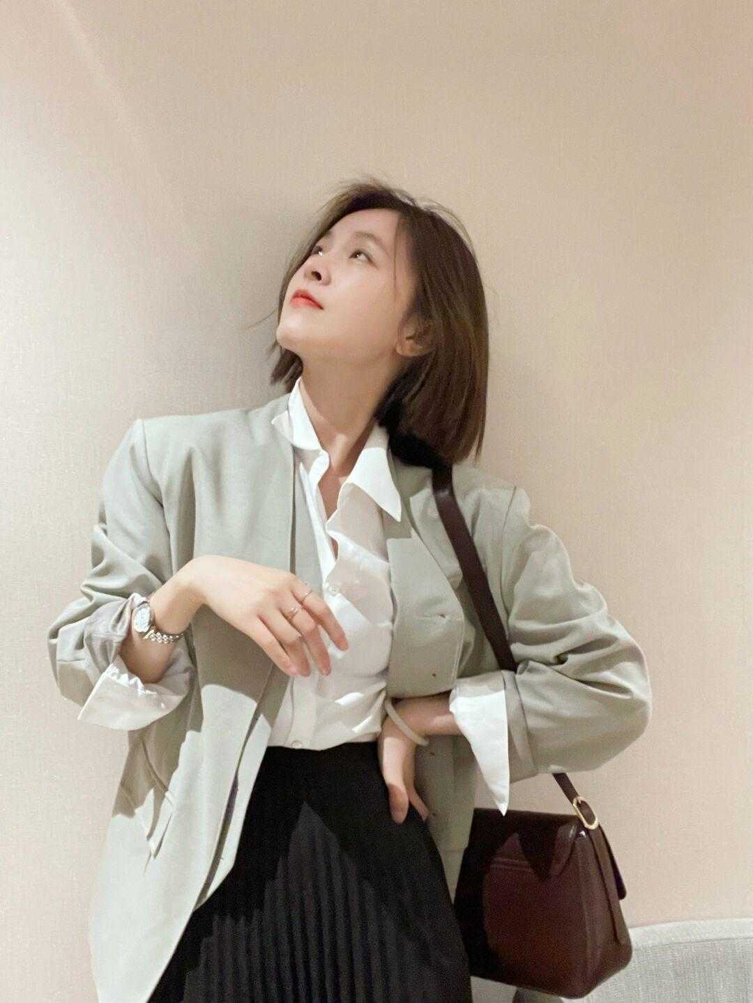 紧身 30+的女性朋友们来这里集合了!气质出众的初春轻熟造型,全在这