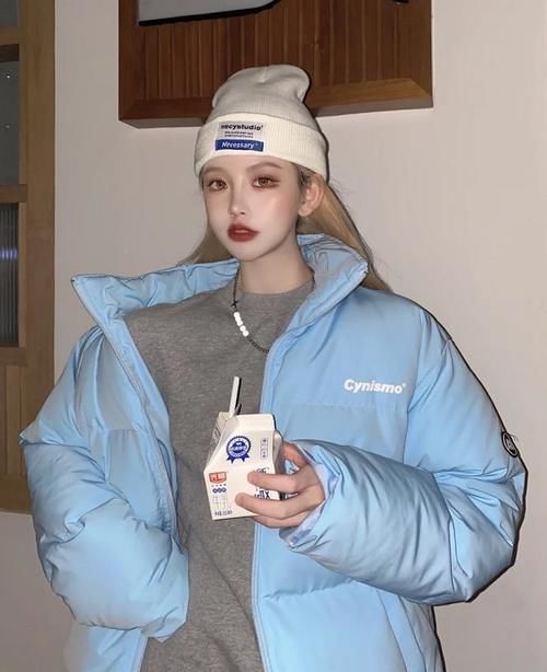 冬天穿棉服，除了黑白色，还有这“3个”颜色也很好看！