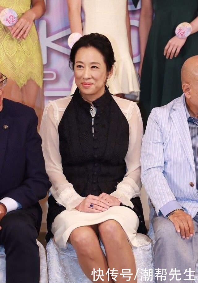 黄黑皮 朱玲玲奶奶年纪也时髦,蕾丝裙外面套马甲,有皱纹也藏不住贵妇范