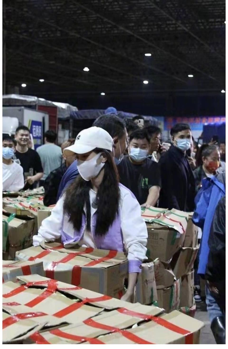 伯伯|暖心!angelababy晒图凌晨四点的蔬菜物流园,并感谢农民伯伯