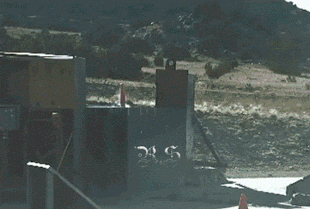 |搞笑GIF:小哥真是拼了,但是这个膜的质量实在是太好了