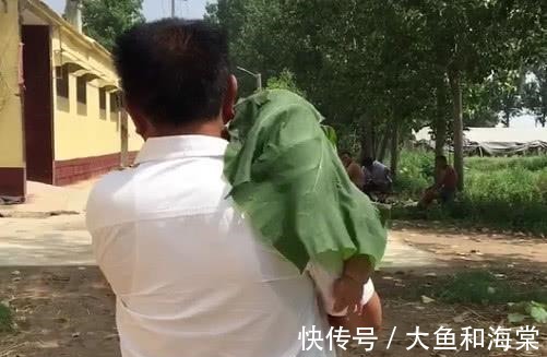 宝妈|“扛把子姥爷”带娃走红,这大概是我见过最“狂野”的遮阳伞!