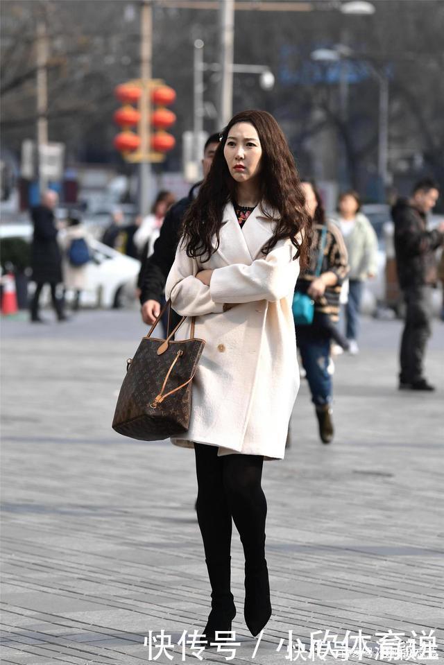 格纹|蓝色格纹时装搭配尖头高跟鞋，不仅让你时尚而且更有自信