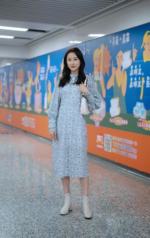 街拍：春天必不可少的碎花裙，优雅时尚显气质，吸睛显瘦又减龄