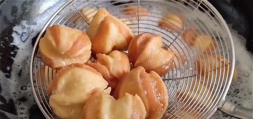 2.不要做得太大了，外边酥得直掉渣，吃着更香甜，真过瘾