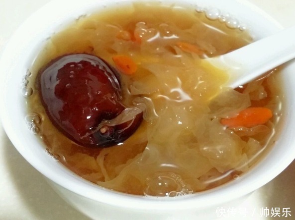 红枣|煮银耳汤,很多人从第1步就做错了,难怪不出胶,也不好喝!