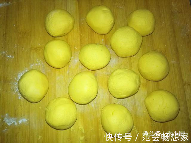 南瓜饼这么做,吃了一个还想吃一个,又香又糯!