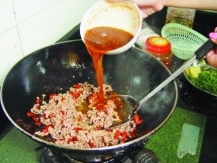 做麻婆豆腐时,豆腐要不要焯水大厨教你正确做法,豆腐滑嫩Q弹