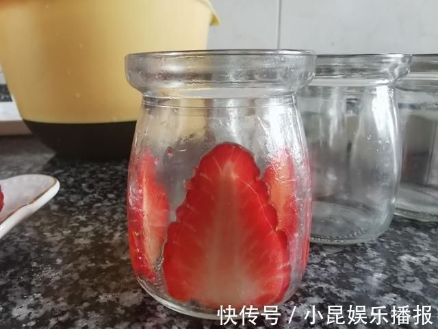 孩子在家吵着吃蛋糕，无奈之下自己动手给孩子做，孩子吃了一半