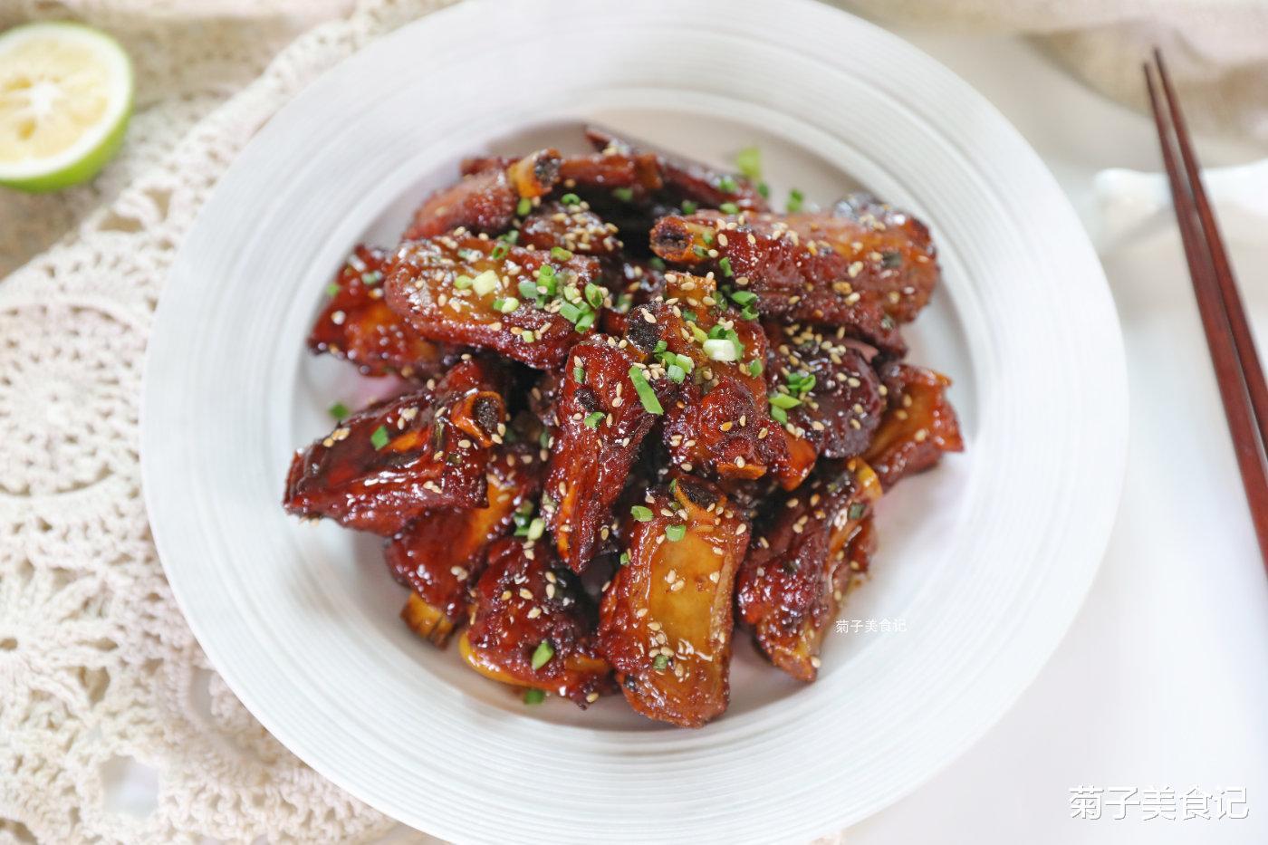 手指|酸甜可口的糖醋排骨,小火炒糖色,好吃到舔手指