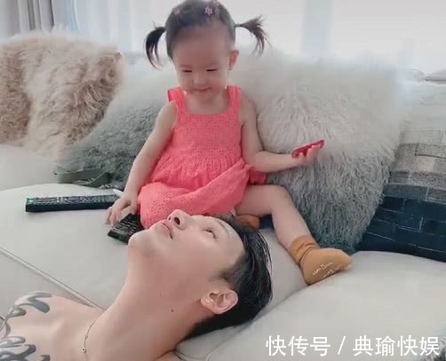 抱抱|奶爸被小情人“小鸡啄米”火了,网友娃好可爱,好想抱抱她爸爸