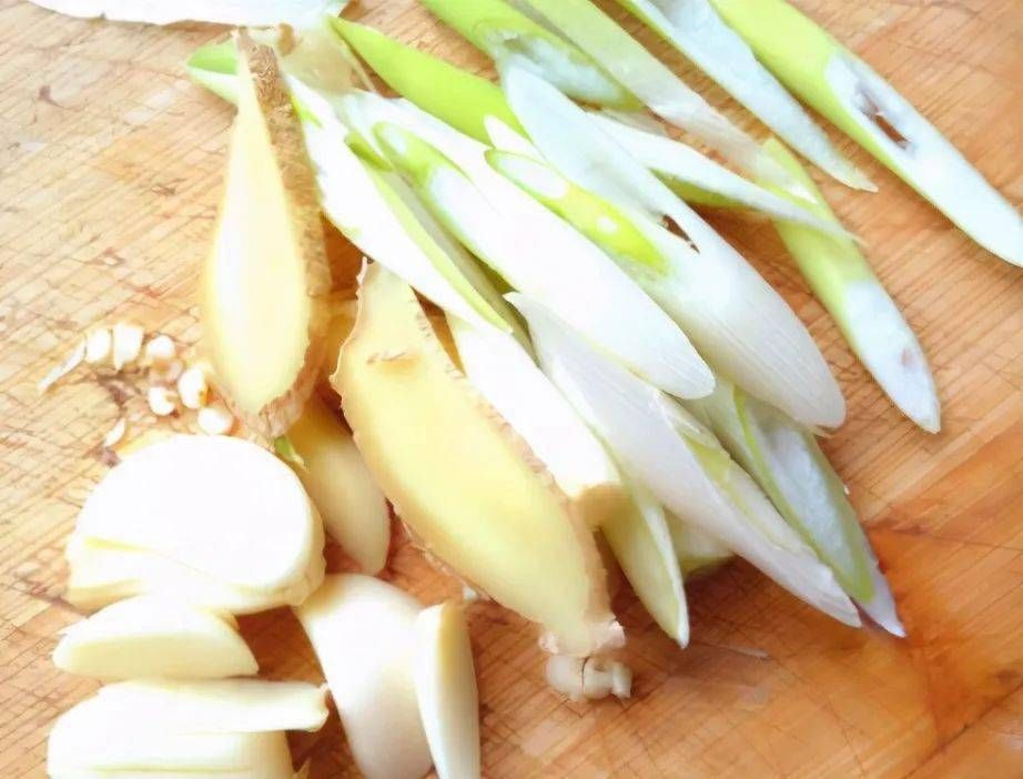 炖鱼时，别只会放料酒和醋，多加这1样，鱼肉鲜嫩香，还无腥味