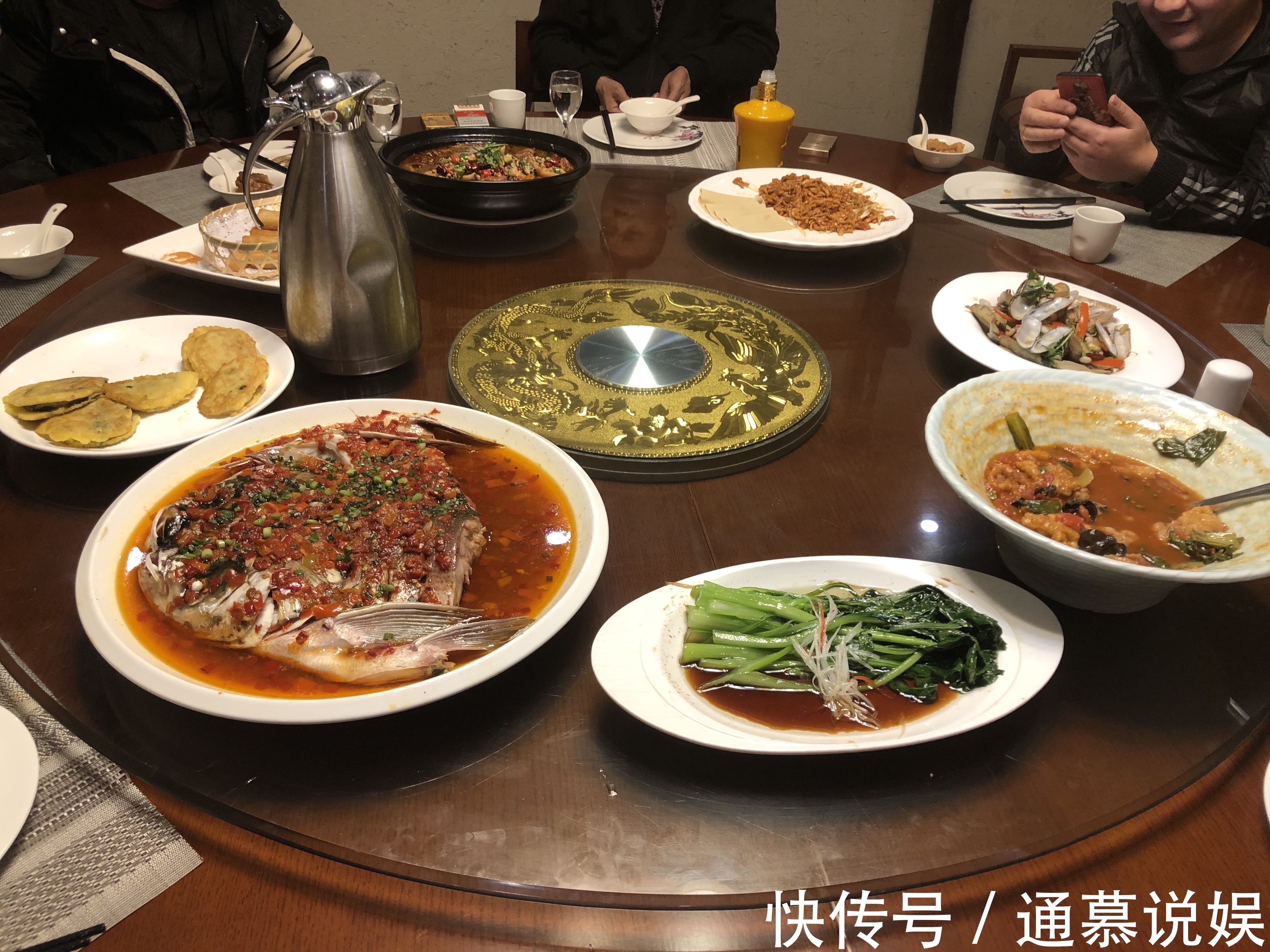 家人聚餐，8个人点了8道菜，花了410元，你看值不值