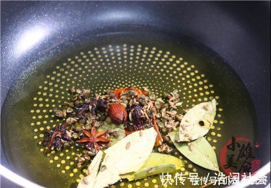 调肉馅时，一定要多加“2种水”肉馅不腥，一口下去鲜嫩又多汁