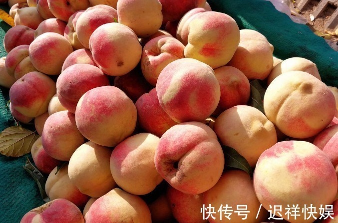 买桃子，不要只会挑大个儿的，学会挑选技巧，桃子又甜又多汁