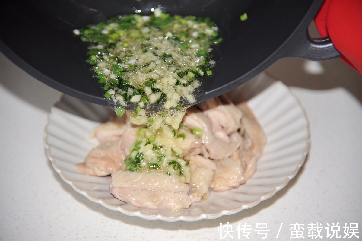 入味|懒人版葱油鸡的做法,鲜嫩入味,葱香味四溢,咬一口就爱上的味道