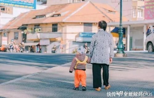 老人|双胞胎姐妹花，爸妈和外婆分别带，3年后差距肉眼可见