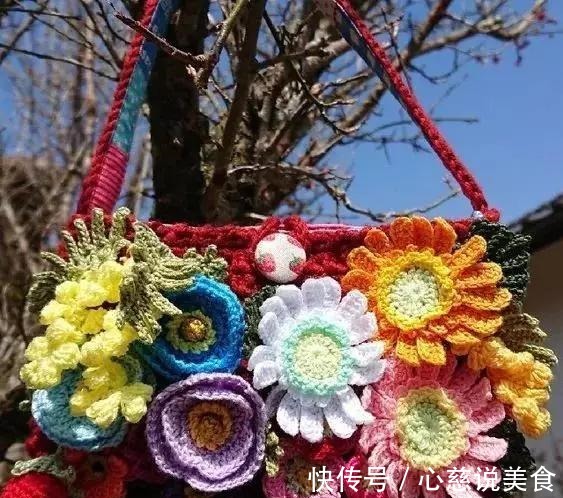 包包$55款超美的钩花包包,只要会钩不同的花,拼缝在一起,就能做出