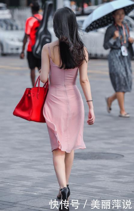 美女街拍肤白貌美的小姐姐,穿搭粉色抹胸连衣裙,尽显仙女般的好气质