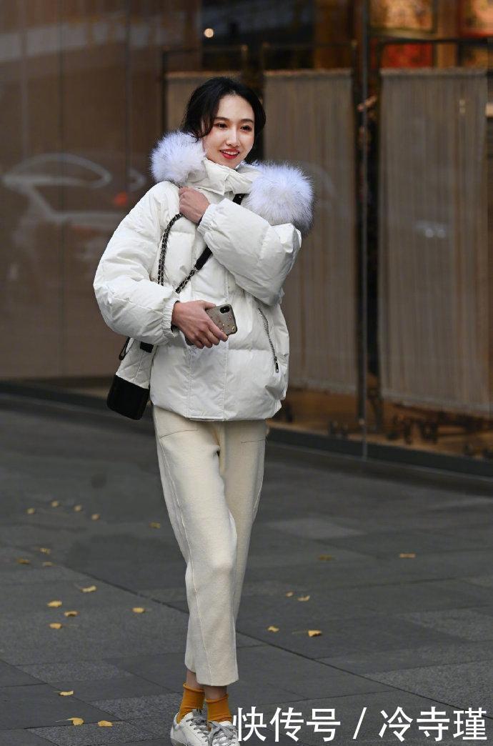 小姐姐|街拍美女:气质出众的小姐姐,时尚短裤的穿搭,尽显曼妙身材!