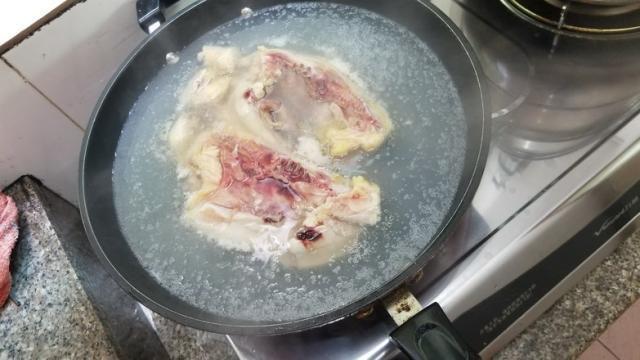 炖鸡汤，直接下锅煮就毁了，掌握一个技巧，汤清澈甘甜，鸡肉不柴