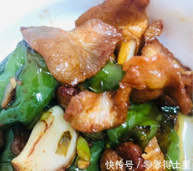 经典的家常菜青椒炒肉,清香肉香合二为一,超级下饭超美味!