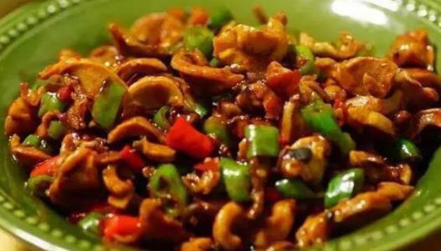 香菇蒸鸡，辣子鸡，蘑菇五花肉烧萝卜，小米椒爆鸡胗