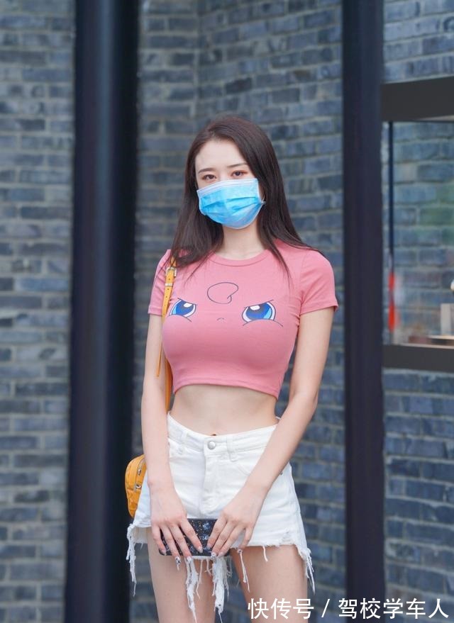 高跟鞋 美女身穿粉色个性T恤，搭配白色热裤，身材立竿见影！