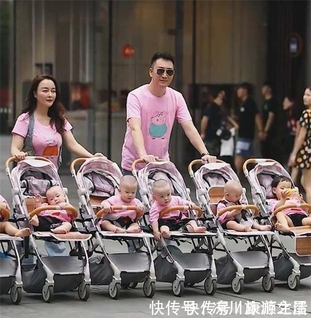 头胎|头胎双胞胎女儿,二胎四胞胎儿子,小两口带6个娃逛街太拉风