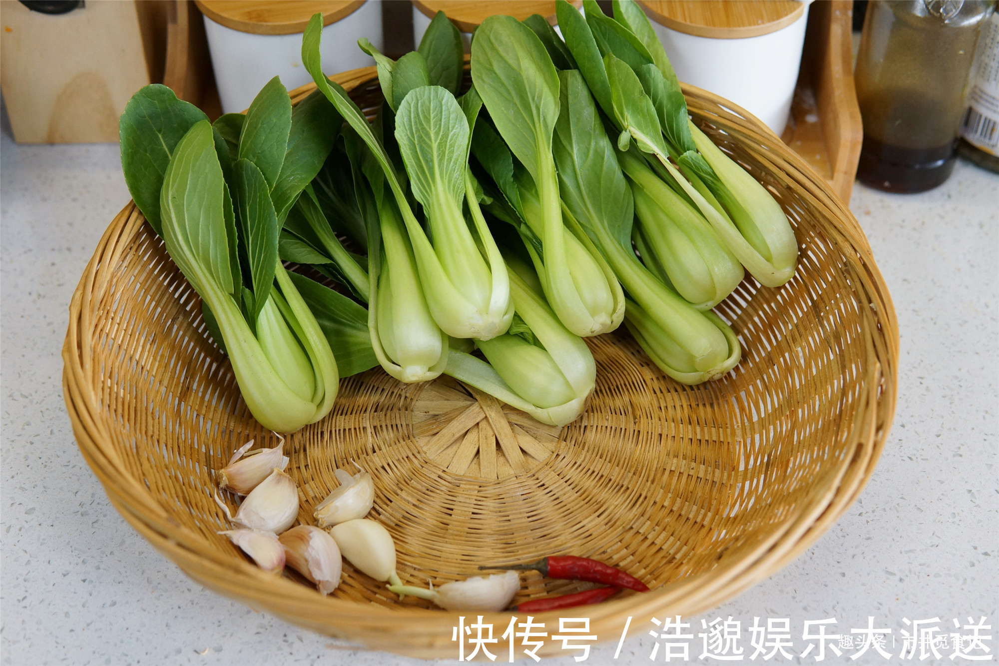 用清水洗青菜，相当于没洗，学会小妙招，农药污垢轻松泡掉