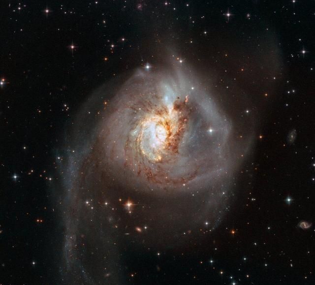 ESA公布六张绝美星系合并照：由哈勃太空望远镜拍摄