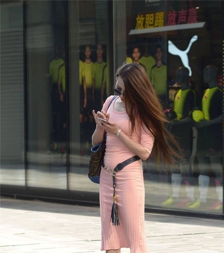 邻家女孩 邻家女孩婴儿肥身材,穿搭前卫牛仔裤,时尚大气又清新