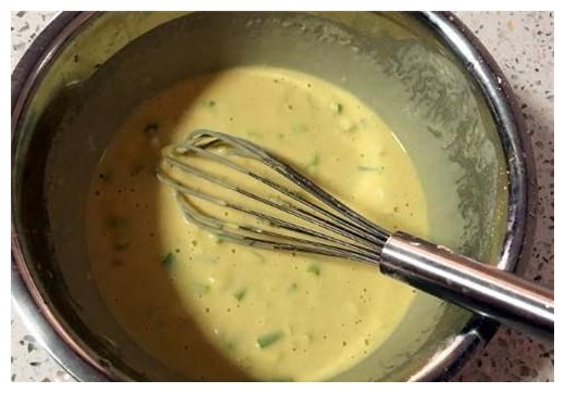 这饼咸香诱人，手不沾面就做好，饼皮焦脆，饼心松软，隔几天就馋