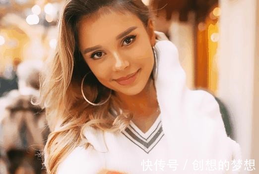 哈利 梅根搭配好清爽,白色套装配礼貌不油腻,哈利全程呵护状态不错!