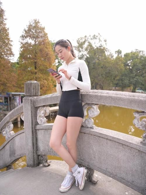 街拍|不会搭配运动装？白色卫衣+黑色瑜伽短裤，轻松点亮整个夏天