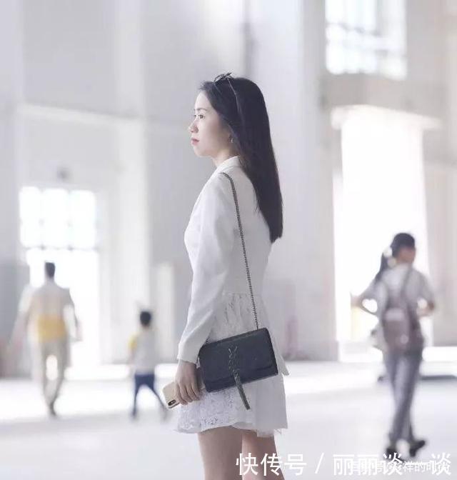 西装|街拍半身西装半身裙,美女这件衣服有点独特!让人移不开眼