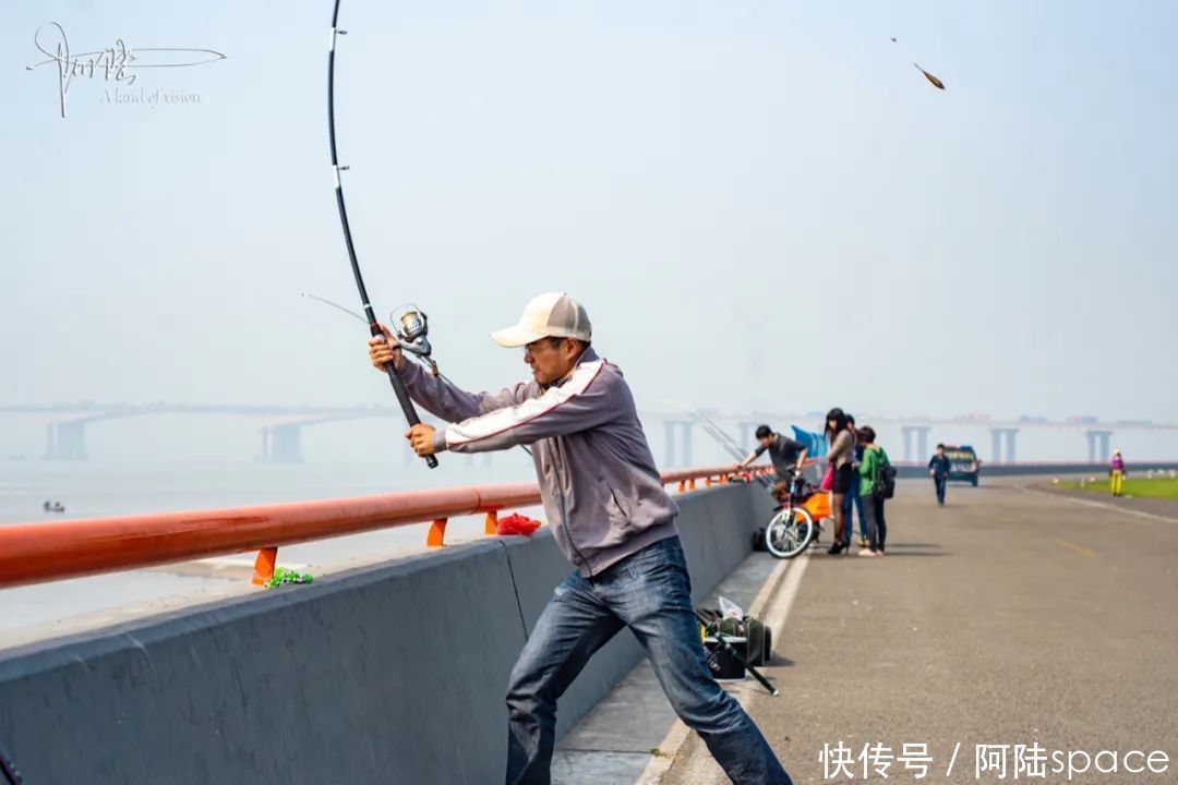 钱塘江|没有潮水时，钱塘江边是散步休闲的好去处，这里也是钓鱼人的乐园