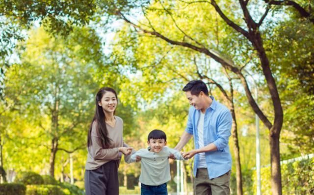 回答|“爸妈同时掉水里,你先救谁”6岁儿子的回答,赢得父母大赞