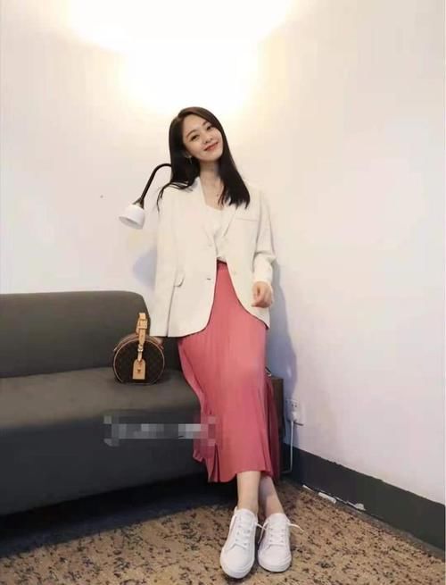 穿裙子配什么衣服好看显瘦，不同的搭配风格展现出来的气质也不同