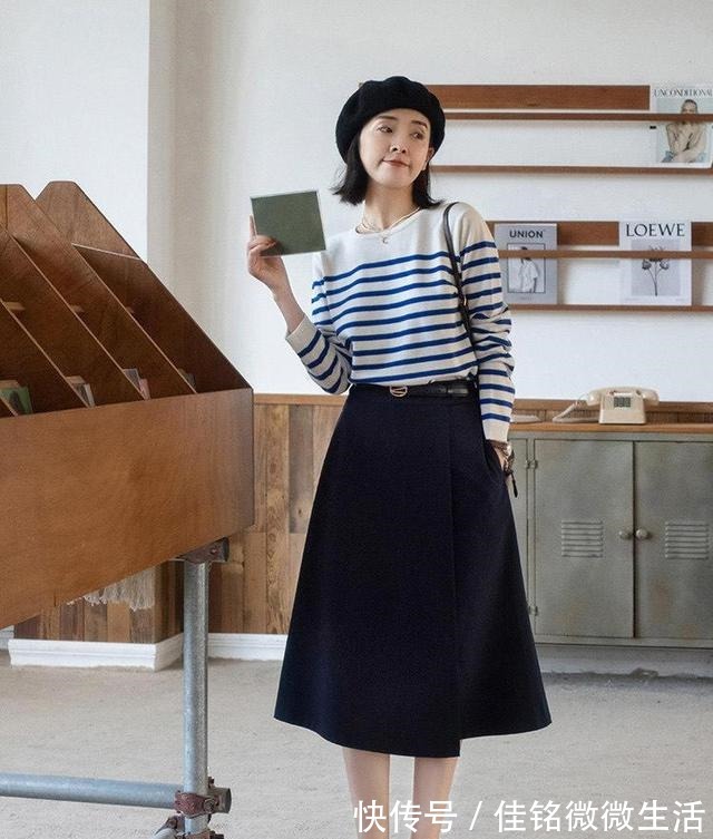 搭配 秋冬,怎么穿半身裙才洋气,搭配卫衣或者针织衫,简约洋气又优雅!